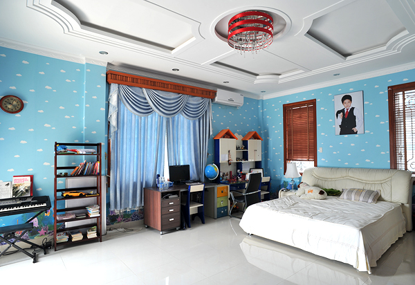 Phòng dành cho cậu con trai thứ hai lại có gam màu xanh nhạt.